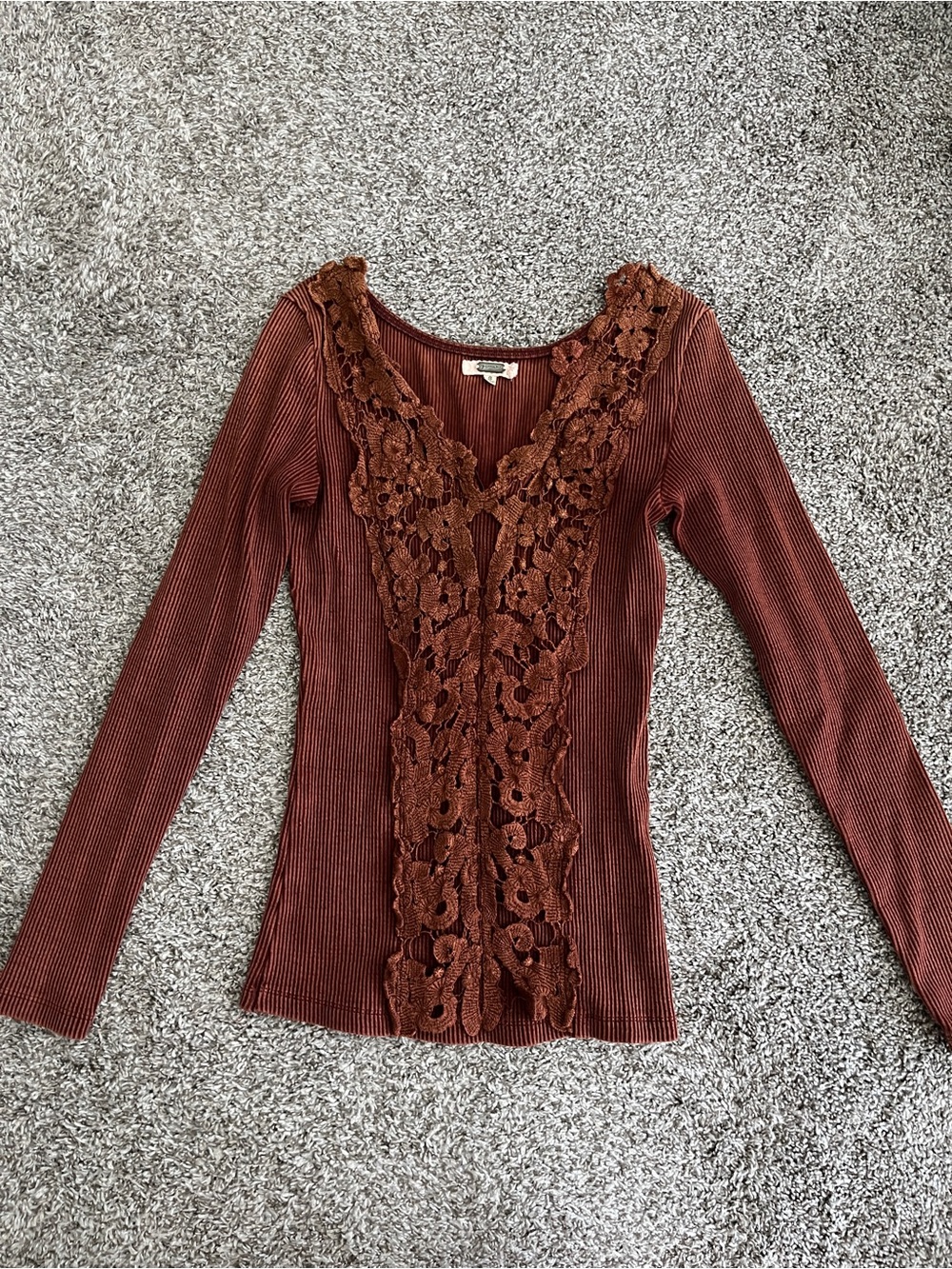 Gimmicks by BKE Rust Brown Lace Ribbed V-Neck Long Sleeve